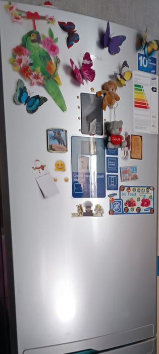 Продается холодильник  Samsung двухкамерный