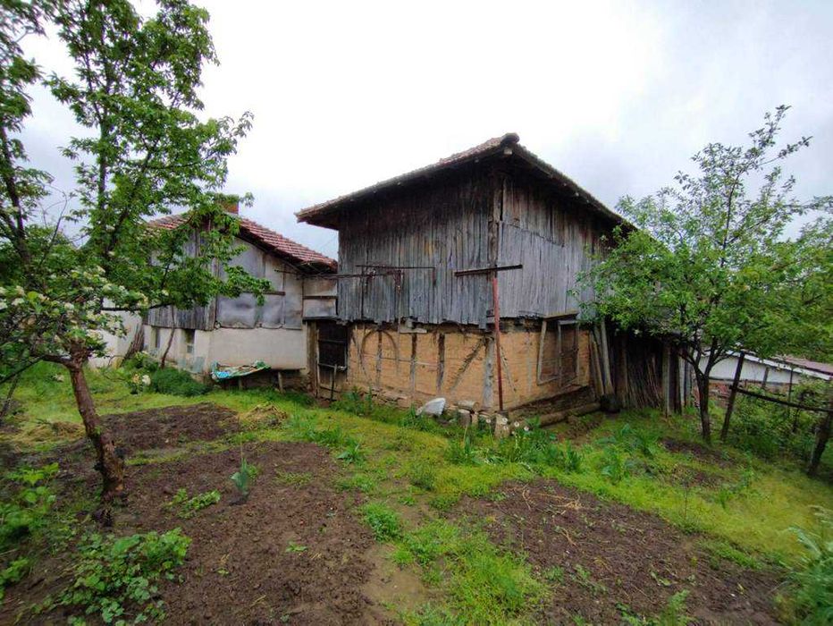 продавам къща в с.Борима, община Троян