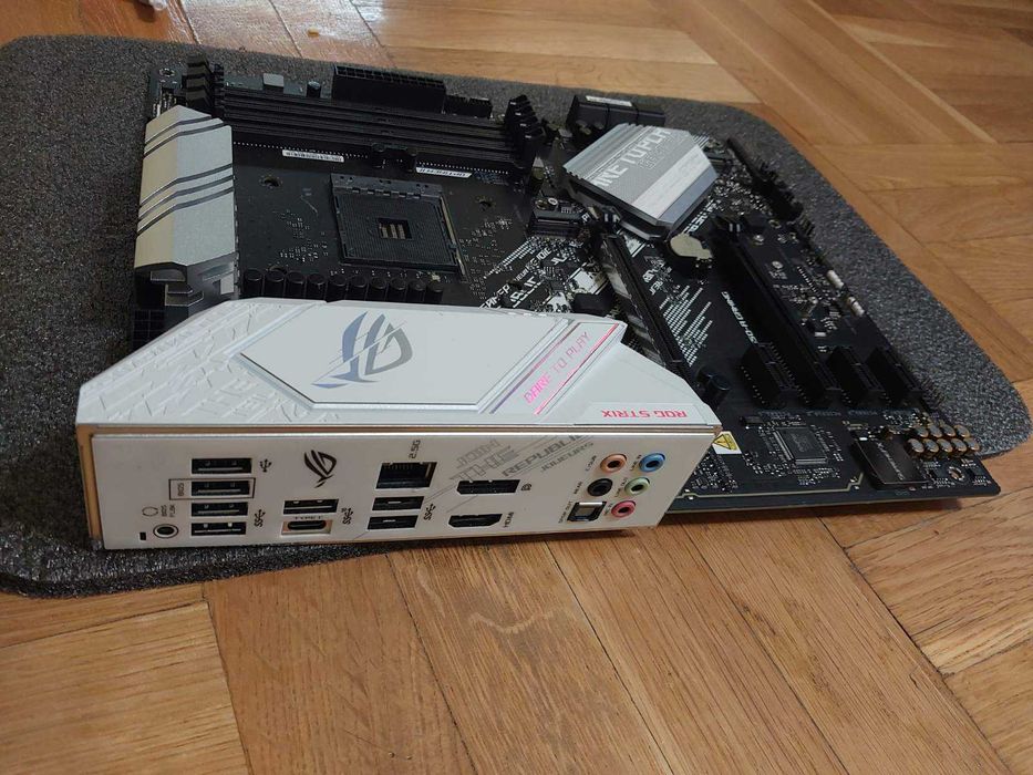 Asus Rog Strix B550-A Gaming (за части / ремонт)