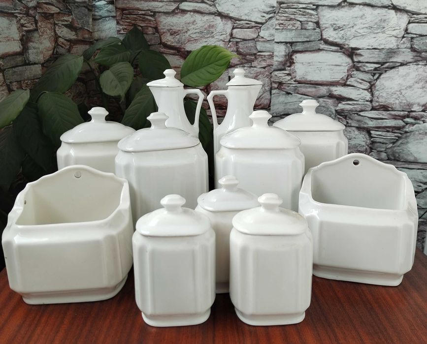 Стари бели буркани за подправки