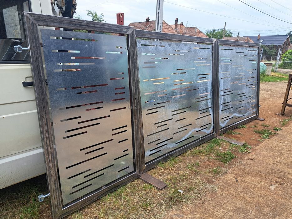 Porti metalice cu panouri traforate