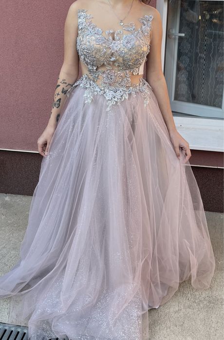 Продавам бална рокля носена няколко часа!