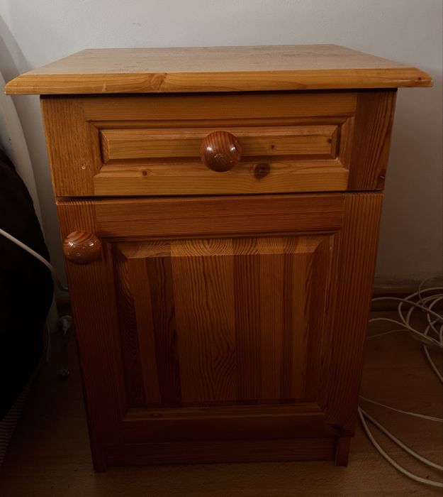 Скрин нощни шкафчета и бюро от чам