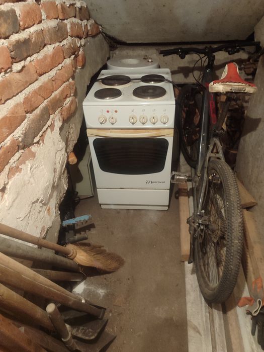 Готварска печка със четири котлона и фурна