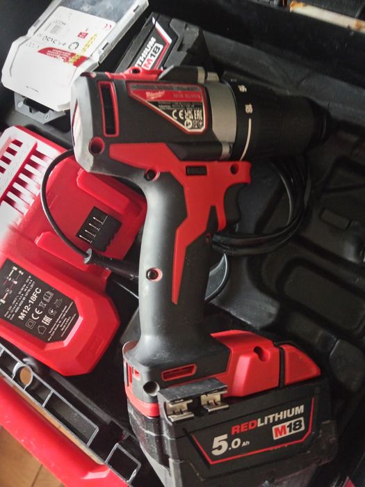 Vând trusa Milwaukee m 18