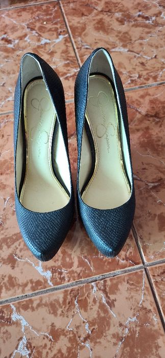 Продавам дамски официални обувки