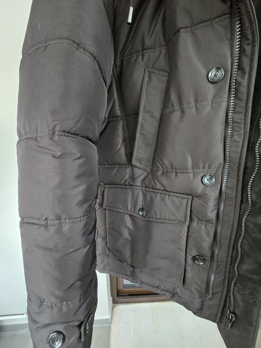 Geaca matlasata, cu gluga, pentru barbati.