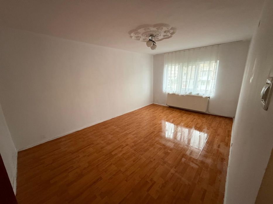 Vand apartament doua camere decomandat
