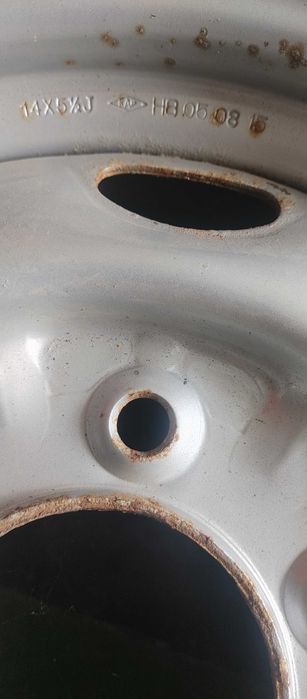 Един брой джанта 14 цола от мазда.