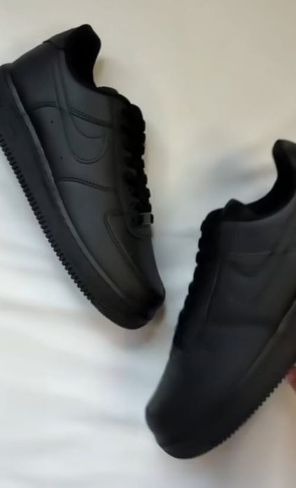 Adidasi Nike cu eticheta