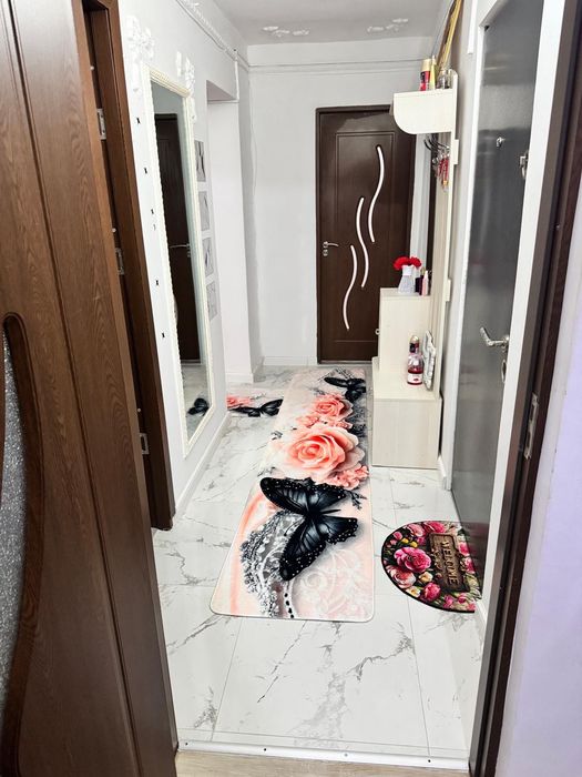 Vând apartament decomandat cu 3 camere cu suprafața utilă de 56,59 m.p și balcon de 3,42 m.p