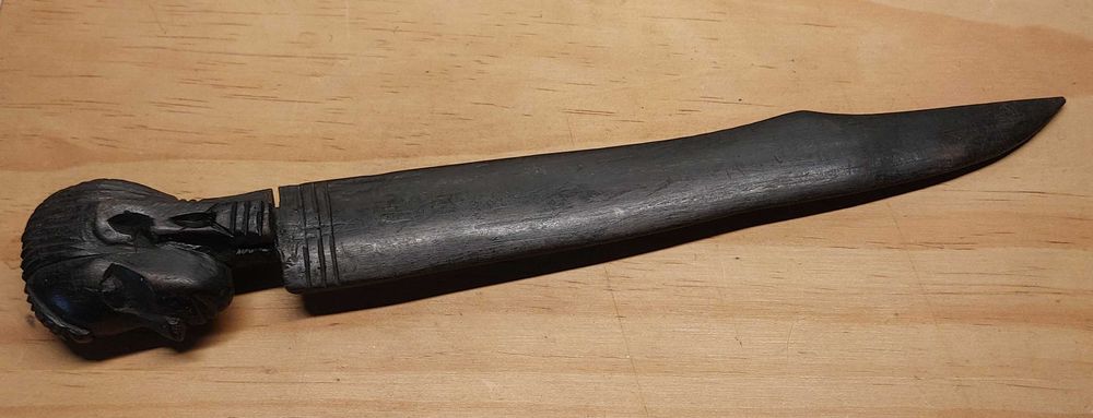 Un cutit de corespondenta sau coupe-papier din lemn de esenta tare frumos sculptat