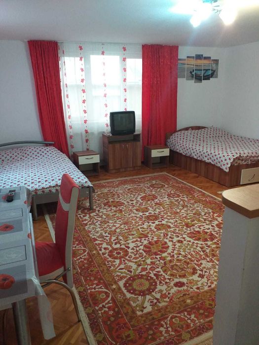 Inchiriez camera+bucatarie+baie cu intrare separata la casa-central