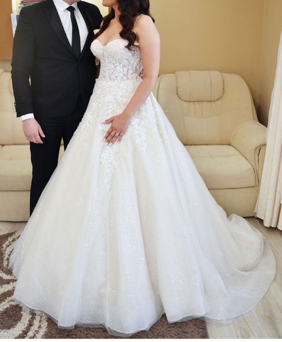 Rochie de mireasa cu trena, culore ivory.