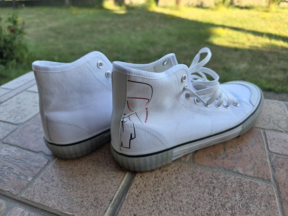 Tenesi Karl Lagerfeld