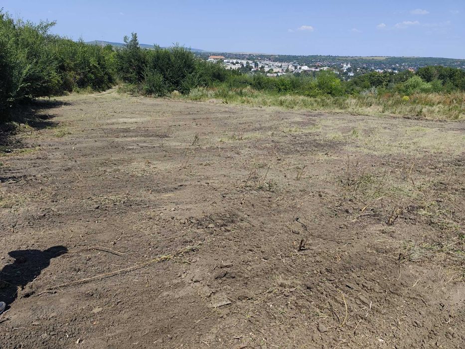 vând teren intravilan in municipiul Huși, parcelat in 6 loturi, preț negociabil