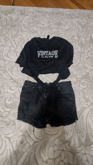 Tricou și pantaloni scurți de blugii