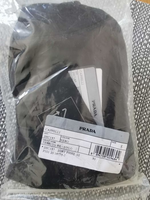Черна шапка на PRADA