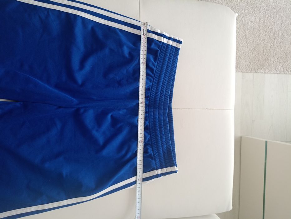 Vând bermude sport Adidas produs de calitate superioara mărimea L.