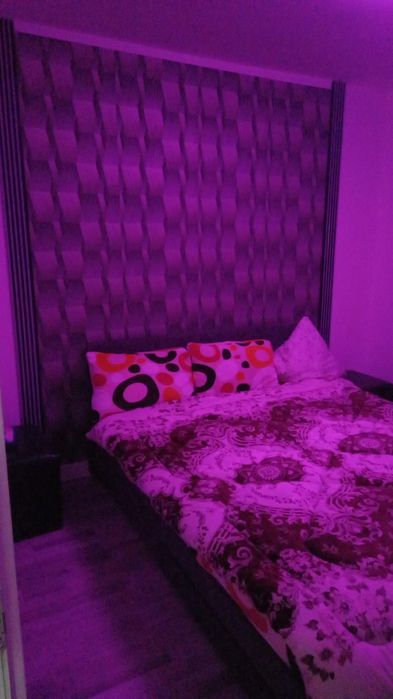 Închiriez în regim hotelier apartament cu trei camere la parter,