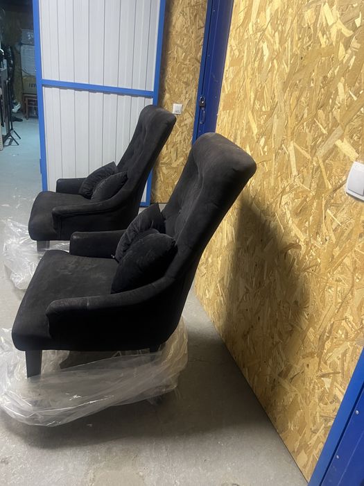 Продам 2 велюровых кресла с подушечкой