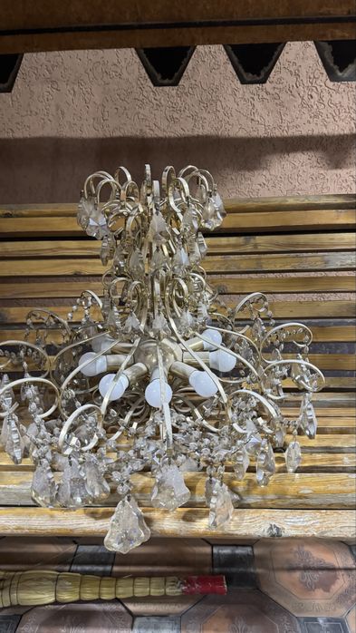 Продам люстрю все камни на месте.