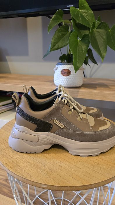 Нови сникърси от естествена кожа, никога не са носени