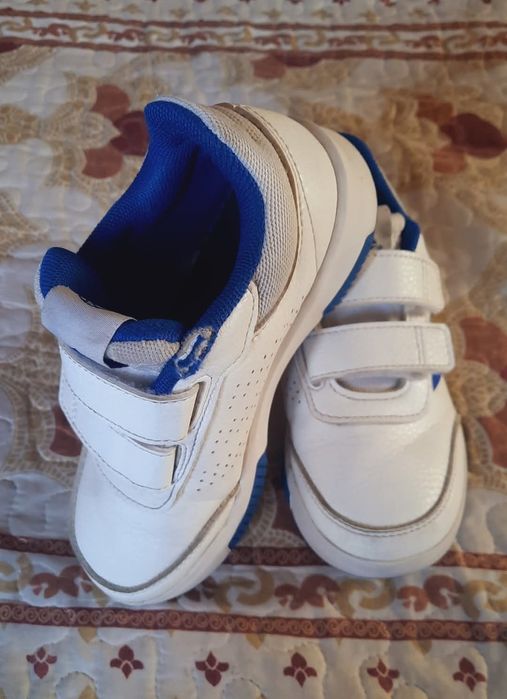 Adidași originali cu scai pentru copii din piele 
Nr. 28, interior 18
