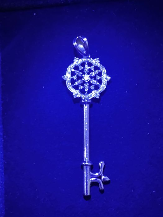 Продаю бриллиантовую подвеску