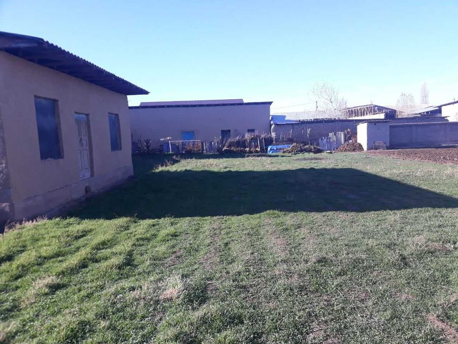 Yer maydoni sotiladi. Xonadon yoki boshqa turdagi binolar qurish uchun