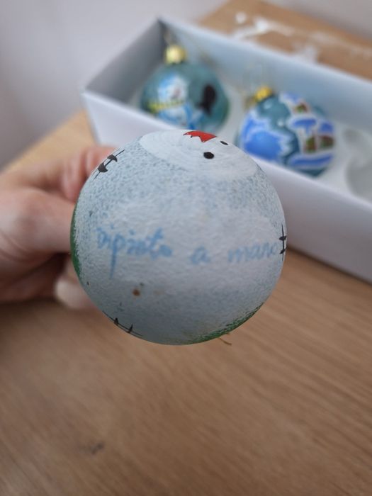 Globuri pictate manual