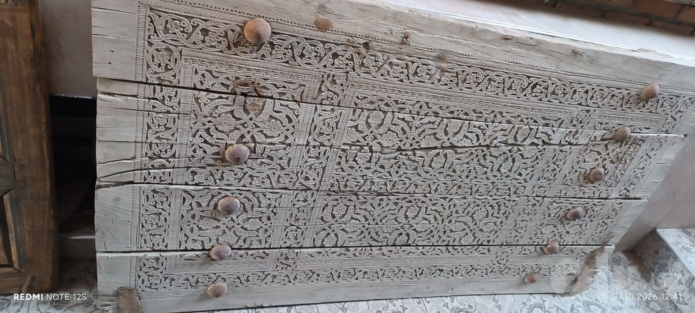 Резные антикварные двери из Хорезма.