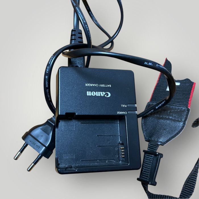 Продавам Canon 550D  + Обектив + Батерия + Зарядно