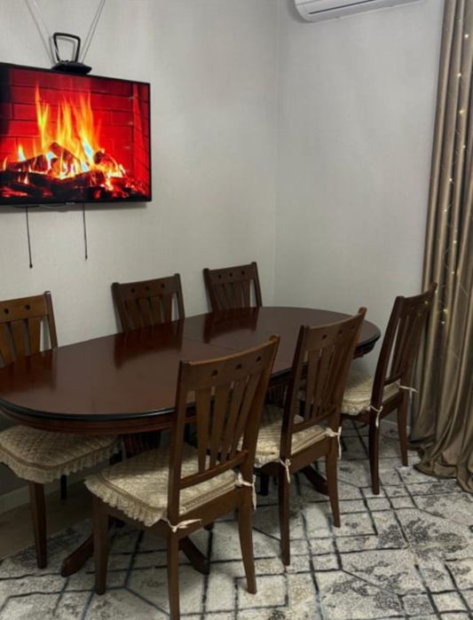 Продам стол из чистого дерева и 6 стульев.