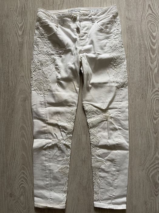 Blugi albi cu apicatii florale Guess marimea S