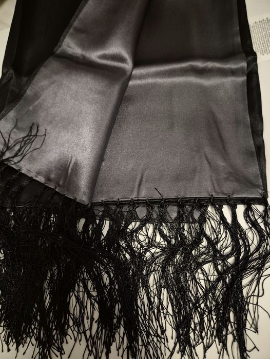 Sal elegant din satin cu 2 fete neagra si gri Avon