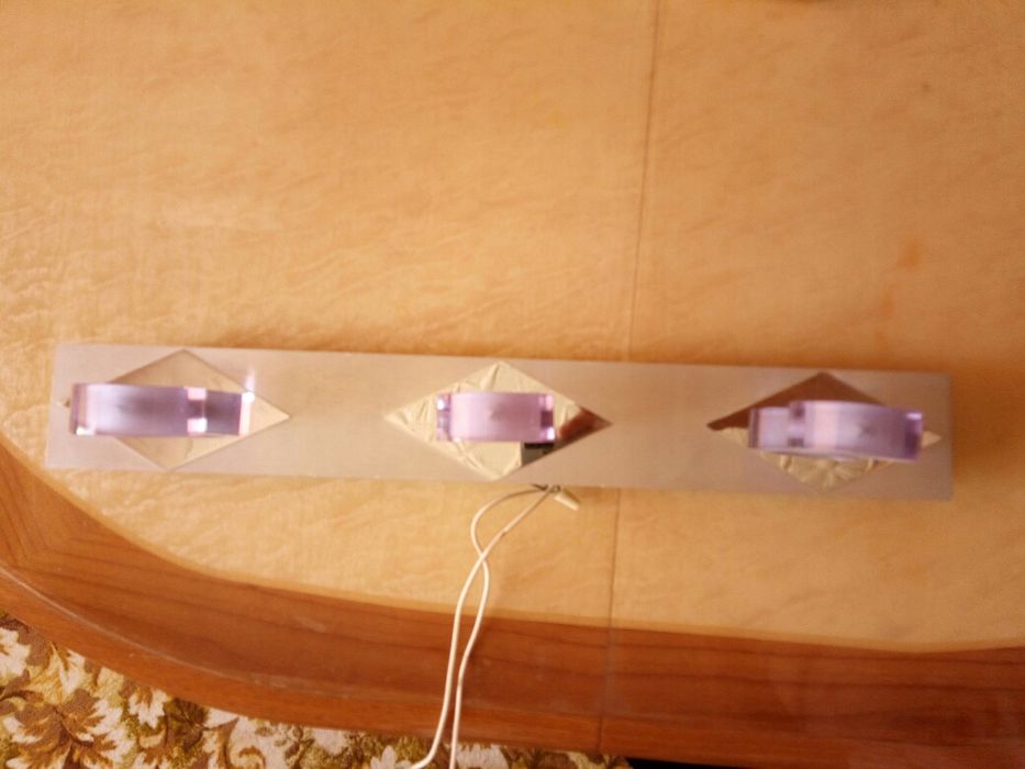 Продам светильник настенный.