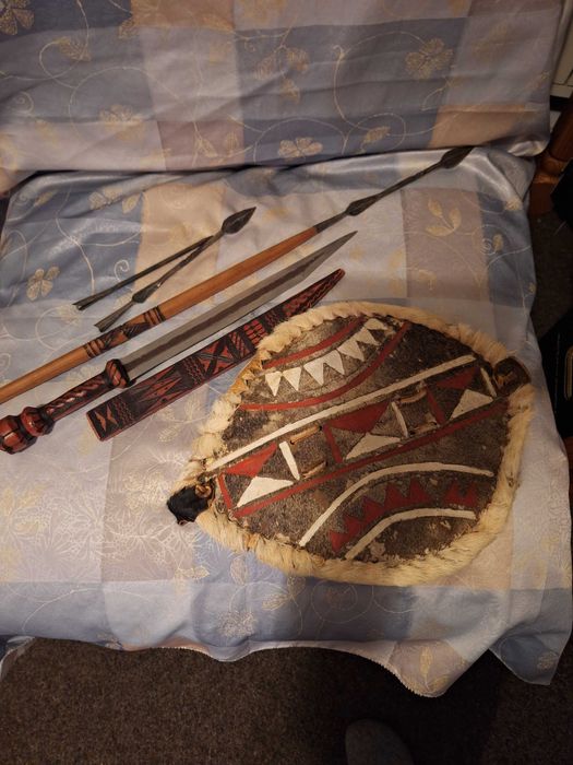 Декоративни африкански сабя, копие със стрели и щит.