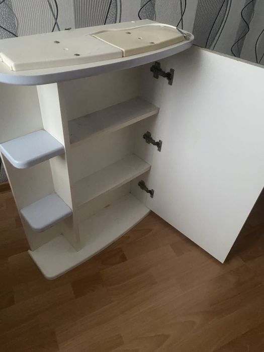 Шкаф-зеркало в хорошем состоянии