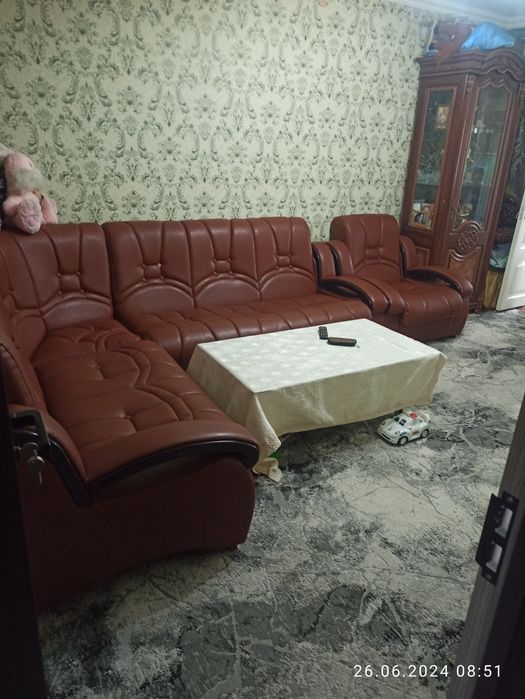 Чистый кожаные гостиной уголок. Качественные.состояние отличное.