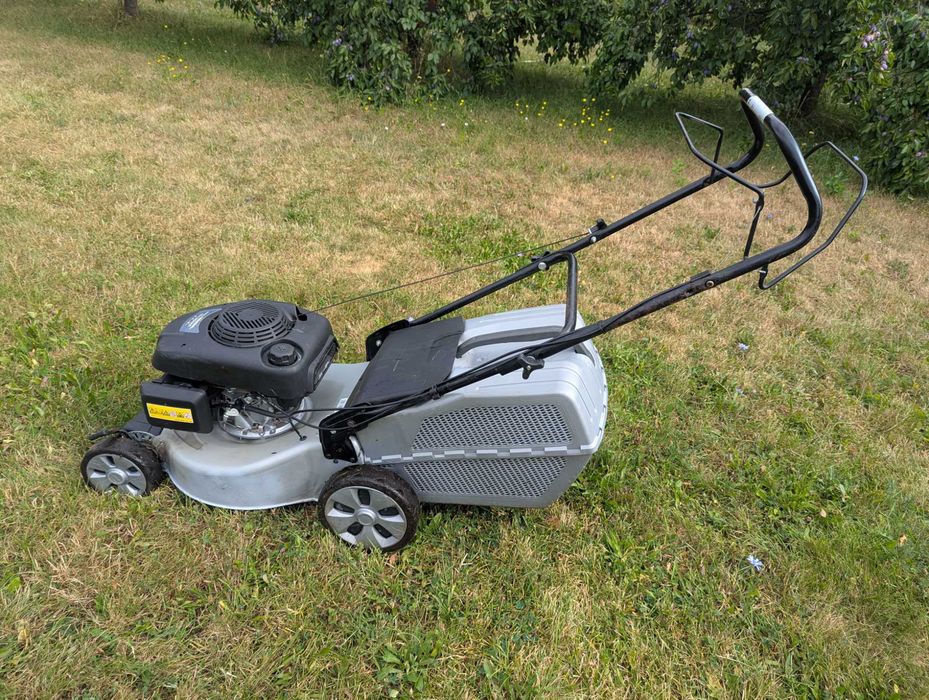 Masina de tuns iarba cu tractiune Honda