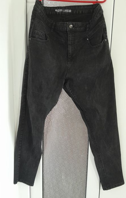 Vînd 4 perechi de blugi 42 /44 L și 1 perechie depantaloni