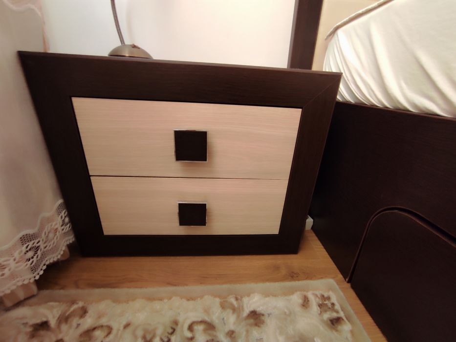 Vând set dormitor matrimonial, utilizat, format  din 1  pat, 1 comoda și 2 noptiere