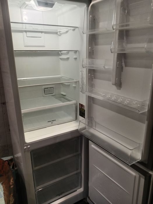 Продам холодильник аристон.