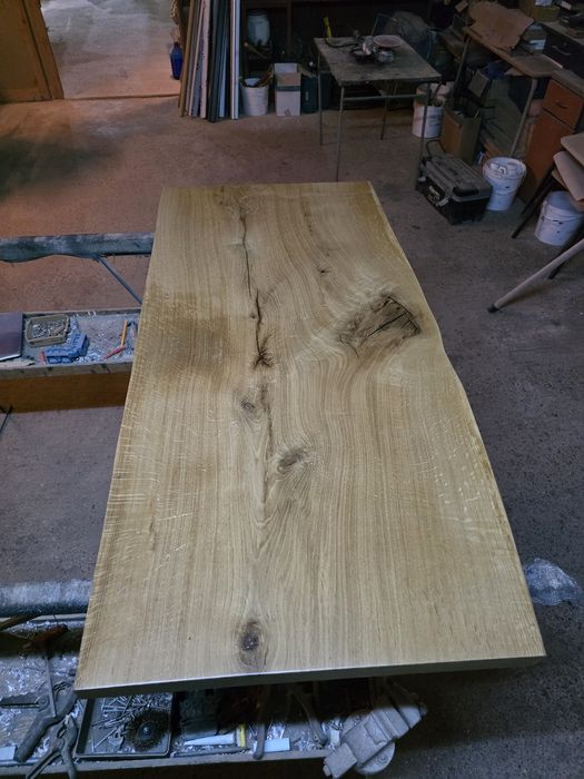 Masa din lemn de nuc cu rasina