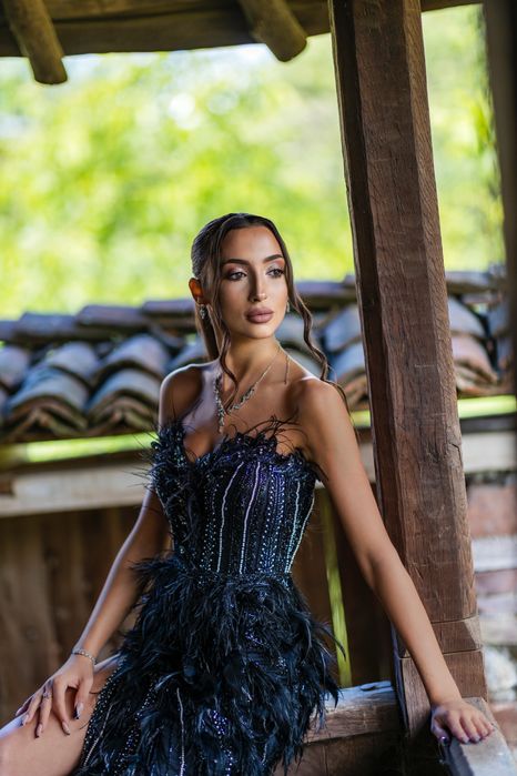 черна бална рокля с пера