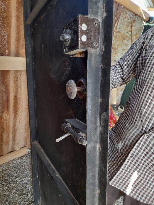 Темір есік сатылады.