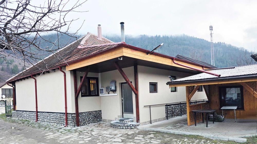 2 case , teren 5500 mp si posibilitate camping lunca Tarcau, ocazie !