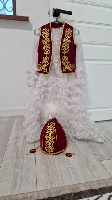 Срочно продам платья разные