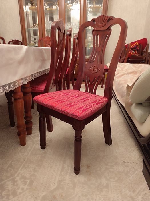 Стол и стулья для дома